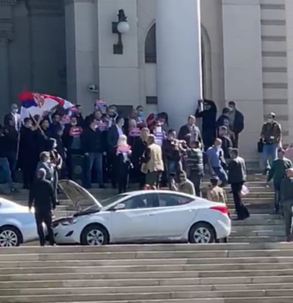 Boško Obradović sa grupom iz SzS maltretira i tuče poslanike ispred parlamenta