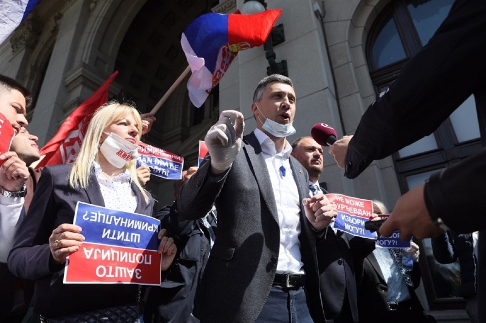 Udruženje sudija i tužilaca najoštrije osudilo varvarske napade ispred Skupštine Srbije