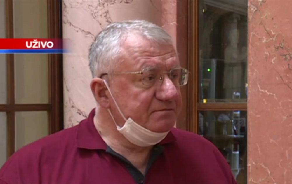 Šešelja pljuju zbog nove knjige, podneta i prijava protiv njega