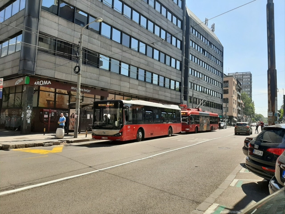 Stariji muškarac je pitao prodavačicu da glumi trudnicu i zaradi 2.000 dinara