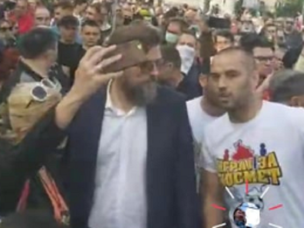 Na Trgu Republike Srđan Nogo koji bi da veša na Terazijama i Milovan Brkić koji hoće da uhapsi malog Vukana (FOTO)