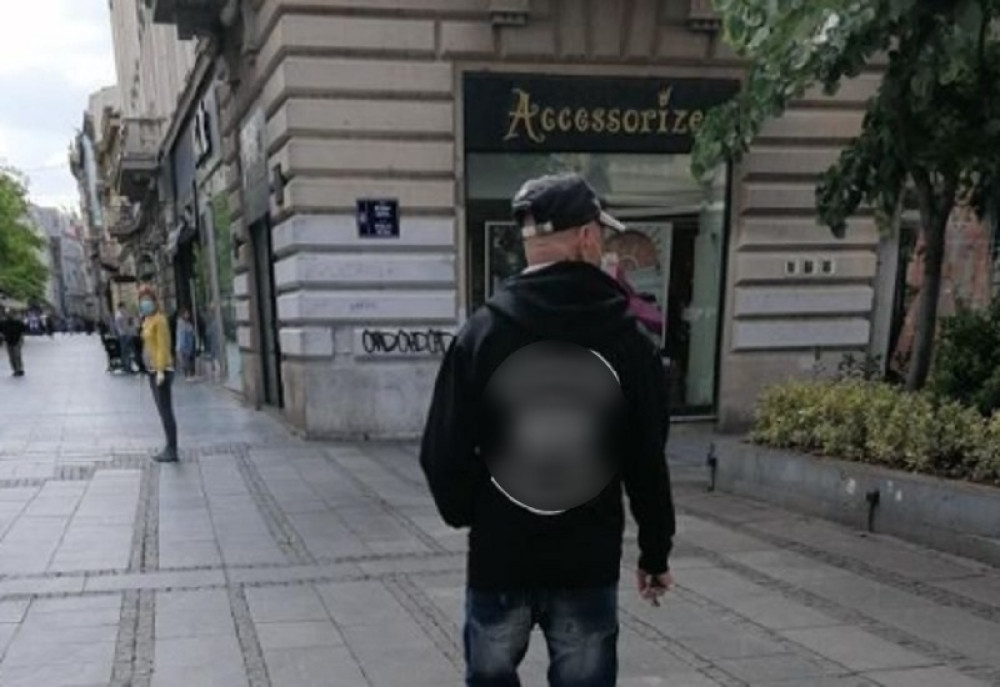 Džihadista prošetao Knez Mihailovom ulicom, a na duksu jeziv print! (FOTO)
