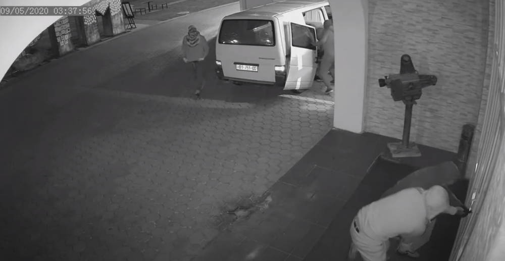 Pogledajte kako su razbojnici iščupali bankomat težak skoro tonu i pobegli (VIDEO)