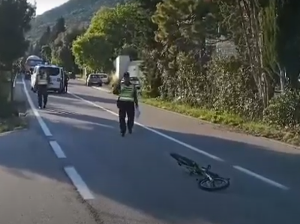 Policijski automobil naleteo na dečaka i naneo mu povrede! (VIDEO)