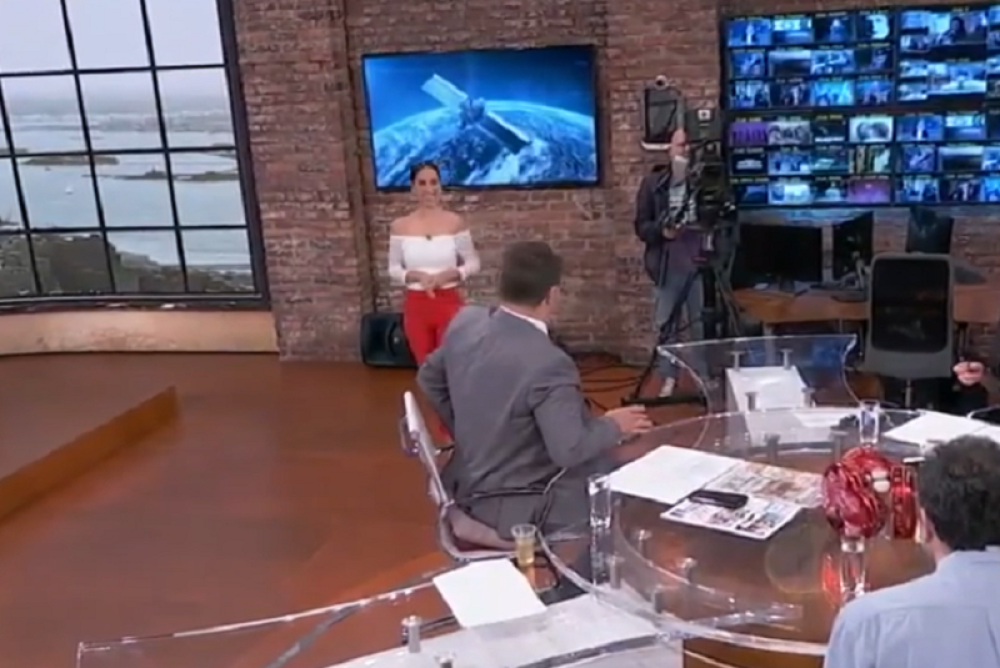 Marija Egelja skockana tip-top, lepa kao vreme napolju, Sarapa nije mogao da odoli, odmah joj je dobacio kompliment