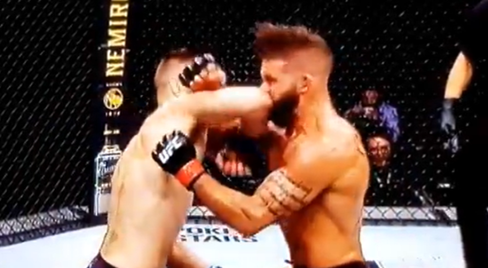 Najbrutalniji nokaut godine - lakat pravo u glavu! Rival obliven krvlju (VIDEO)