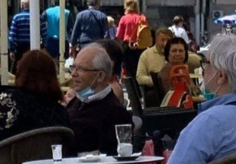 Doktora Kona danima napadaju jer je pio kafu u beogradskom kafiću, a sada se oglasio: Čekam vas (FOTO)