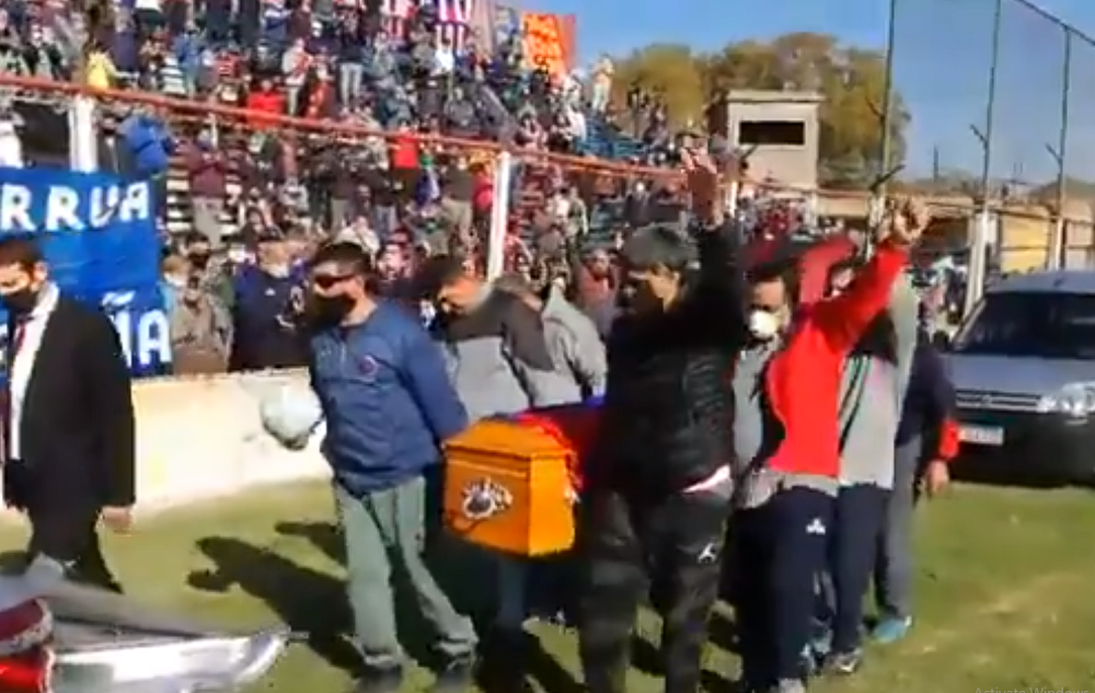 Doneli njegovo beživotno telo i kovčeg na sred terena, sa tribina erupcija aplauza i suza (VIDEO)