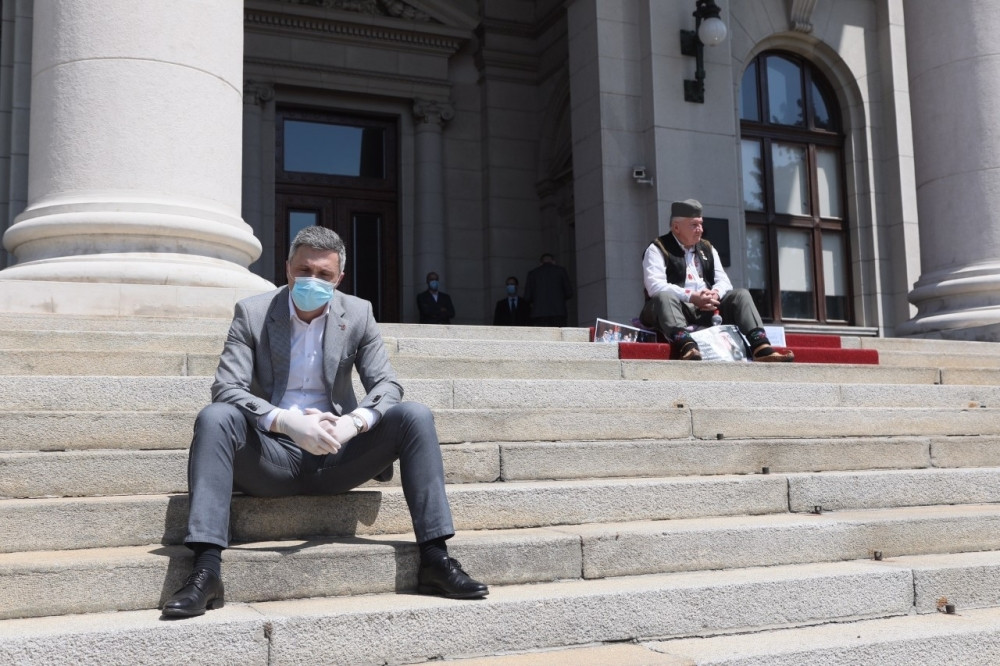 Sladak san u carskim odajama od 10 sati morao da prekine da bi se uključio u program N1