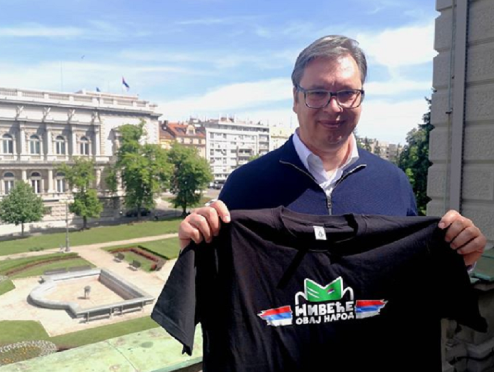 Predsednik Vučić dobio nesvakidašnji poklon od "Neguj mo srbski jezik"