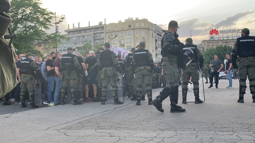 Obradović na stepeništu do ponoći, poslanici SNS podržavaju Martinovića