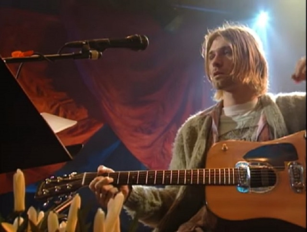 Gitara Kurta Kobejna procenjena na milion dolara! Uz nju se dobija kofer koji mu je služio za odlaganje heroina