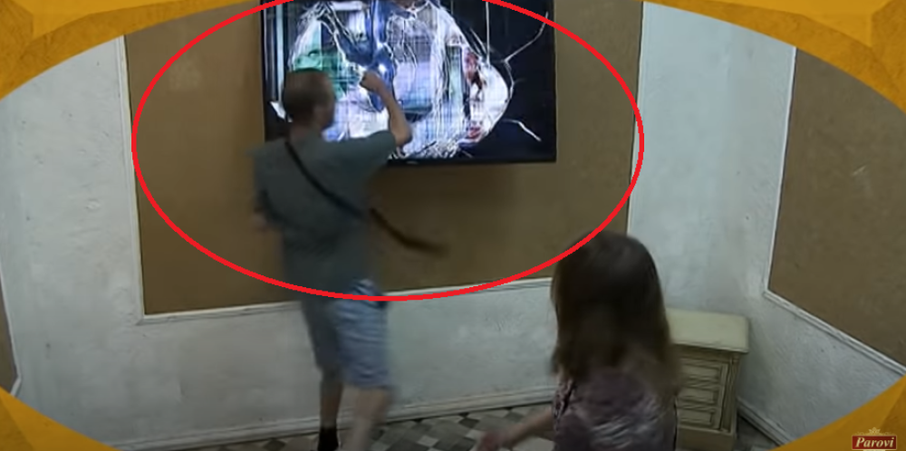 Nikola Šešelj razbija pesnicama televizor u izolaciji! Skandal neviđenih razmera (VIDEO)