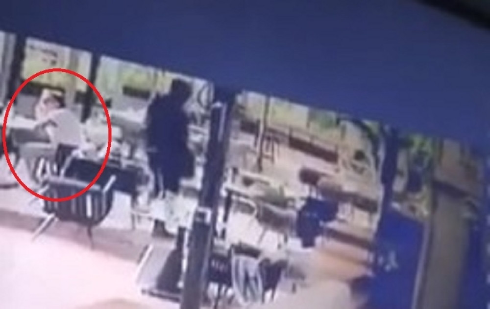 Obratite pažnju na čoveka koji je sedeo u uglu kafića (pogledajte kadar posle 0:38)