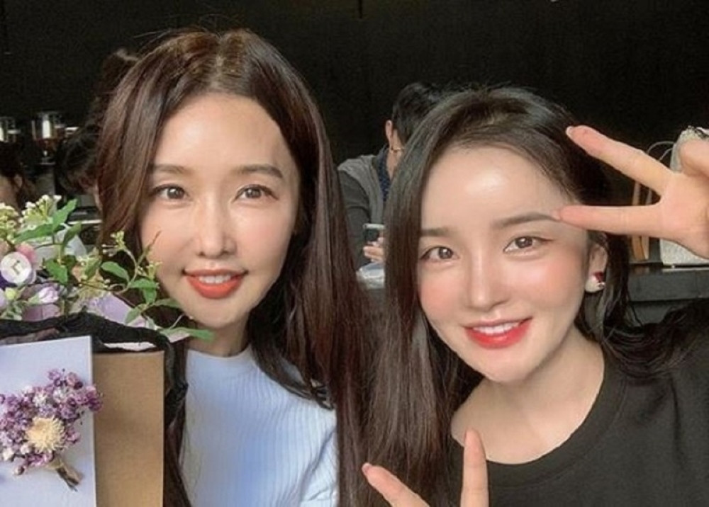 Ko je majka, a ko kćerka? Li je u šestoj deceniji života, a izgleda kao devojčurak - bez estetskih korekcija! (FOTO)