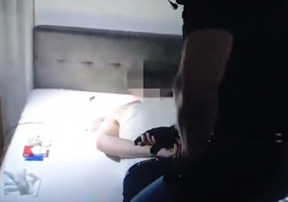 Upali u kuću, razvalili vrata, a onda savladali Crnogorca koji je vitlao "uzijem" po kafiću (VIDEO)