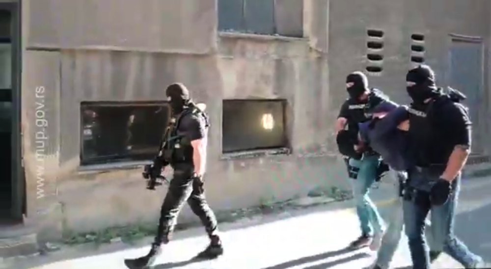 I policiju je zatekao prizor: Sedam kilograma marihuane, vagica za merenje - PUNA KUĆA NARKOTIKA!