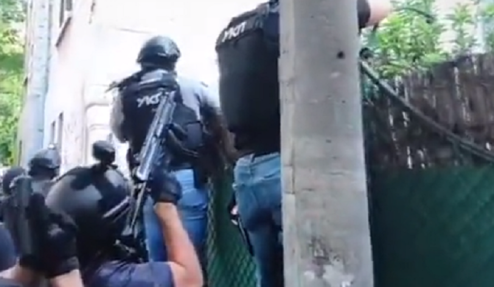 Osumnjičen da je juče naoružan ušao u baštu jednog kafića na Vračaru (FOTO)