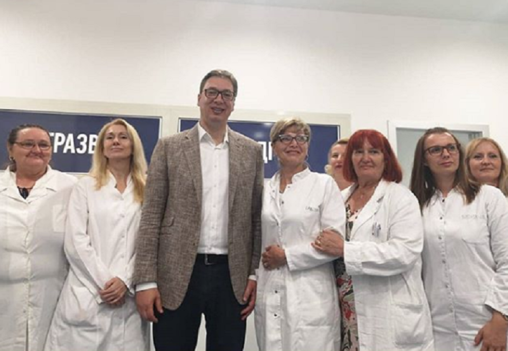 Predsednik Vučić u divnom društvu, oko njega žene u belom, a on nasmejan i beskrajno ponosan (FOTO)