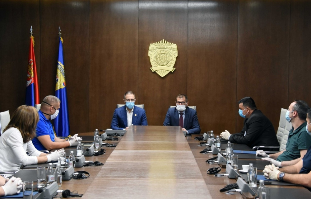 Nebojša Stefanović novčano je nagradio pripadnike kriminalističke policije
