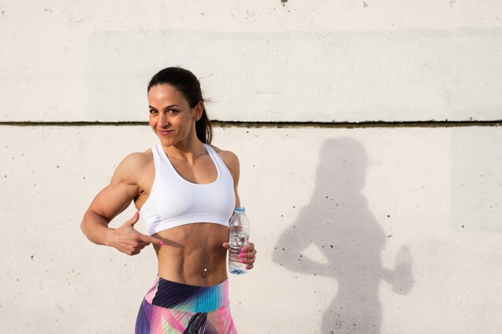 Vežbe koje su zaludele žansku populaciju širom planete: Smršajte jednostavno uz pomoć flaše! (VIDEO)