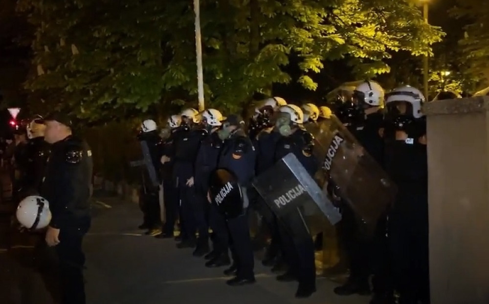 Policijske snage pristižu ispred zgrade Opštine!