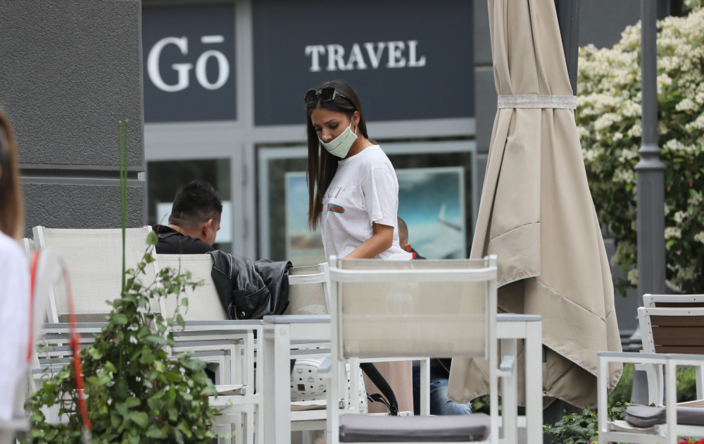 Atraktivna pevačica u društvu muškaraca zaboravila da se zaštiti