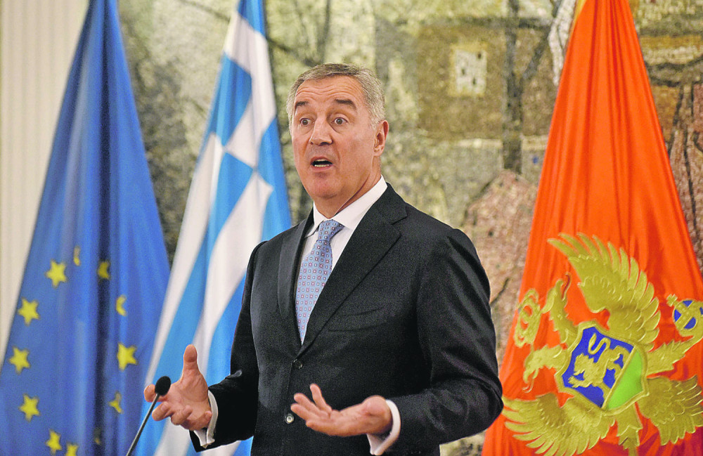 Vijorilo se more srpskih trobojki, Đukanoviću preselo!