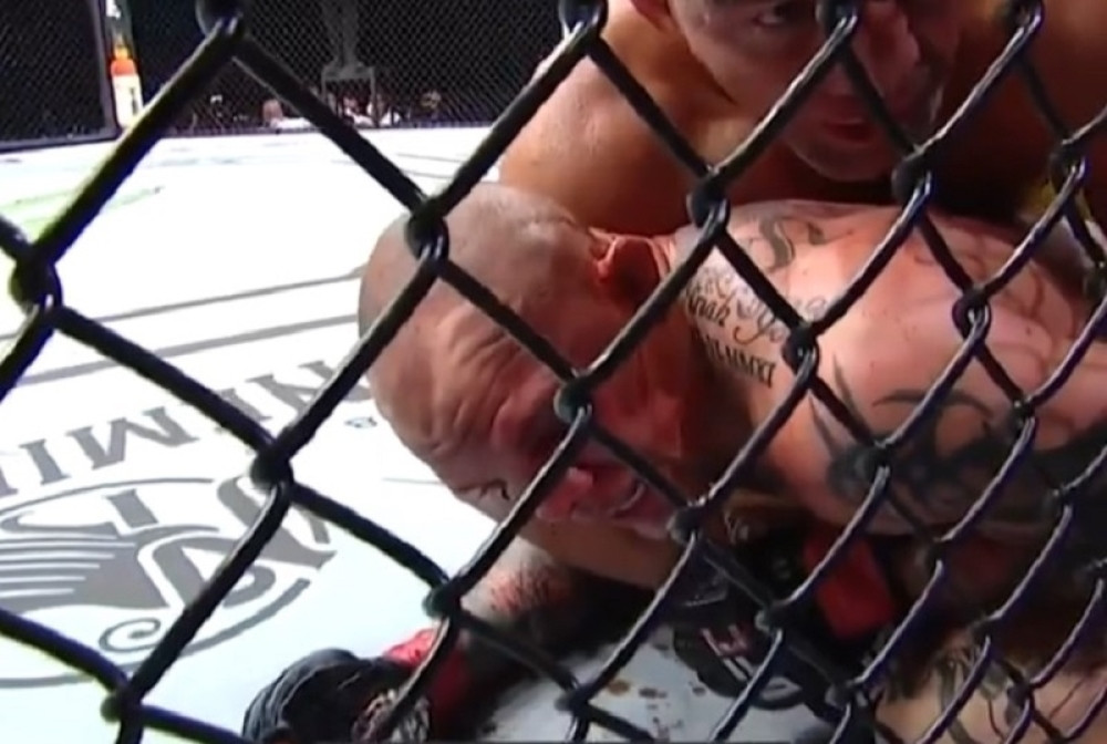 Krv letela na sve strane, sudija skupljao zube u oktagonu, okrutno ga udarao po glavi pa mu se izvinjavao! (VIDEO)