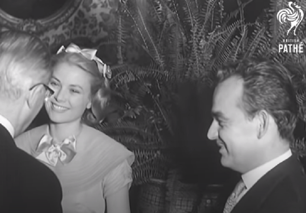 Od dvorca na brdu, dolaska "zločestog" Grimaldija, "Utočištu lopova" koje je postalo slavni Monte Karlo, do tragične bajke s princezom Grejs Keli i "nestašnog" princa Alberta