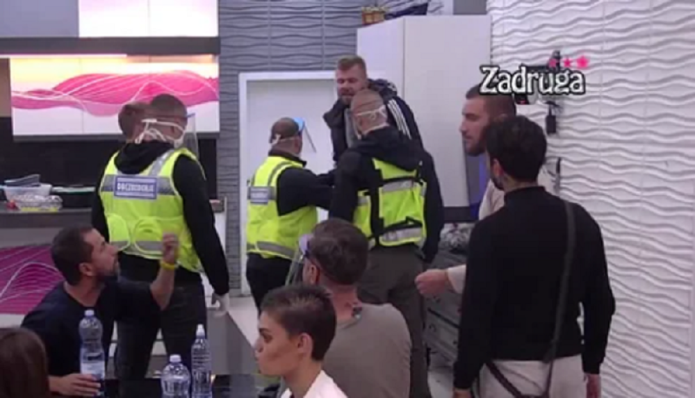Najbrutalniji okršaj u "Zadruzi"! Janjuš pljunuo Maju u facu, pa žestoko nasrnuo na Davida i Đedovića! (VIDEO)