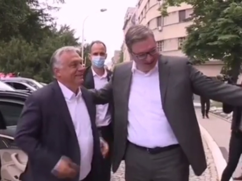 Orban oborio s nogu dame iz protokola! (VIDEO)