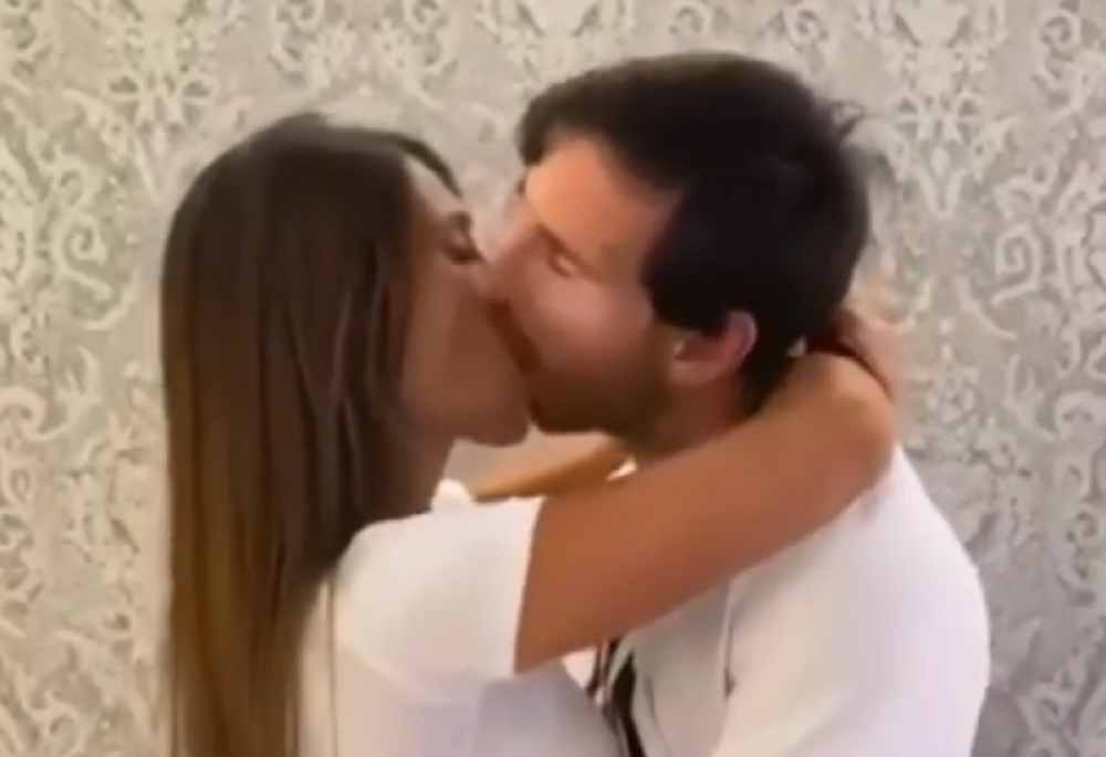 Mesi jezikom pročačkao krajnike supruzi pred decom, javnost zgrožena (VIDEO)