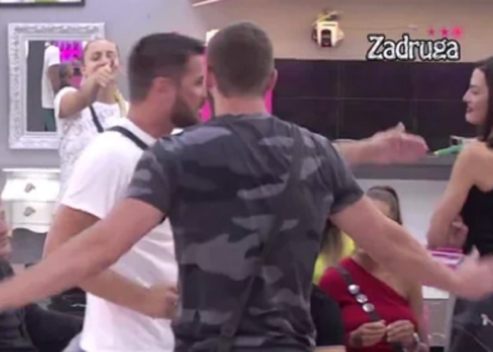 Mensur optužio Lunu da ga je gledala: "Namigivala si mi!" Đoganijeva ga brutalno spustila na zemlju, a onda nastao haos!