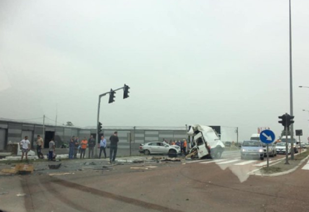 Na putu Beograd-Pančevo šest vozila učestvovalo u udesu, ima povređenih (FOTO)