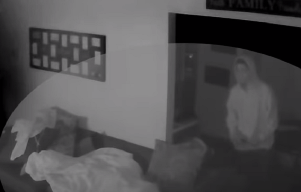 Upao u sobu tinejdžerke dok je spavala, kamere zabeležile zastrašujuć prizor (VIDEO)
