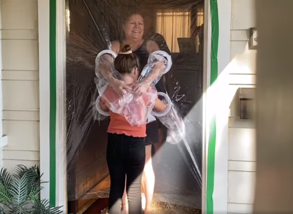 Devojčica izmislila "zavesu za grljenje", dirljiv susret mami najlepše emocije (VIDEO)