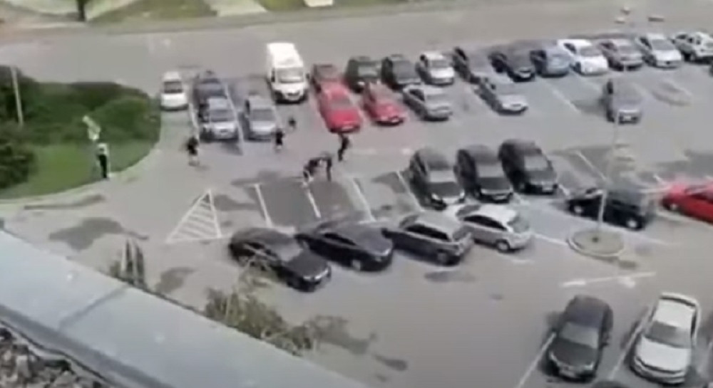 Kukavička sačekuša na parkingu, nesrećni ljudi nisu znali šta ih je snašlo! (VIDEO)