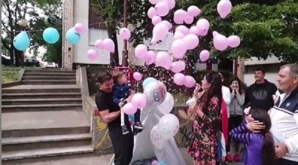 Dinča izveo suprugu i ĆERKU iz porodilišta (FOTO)