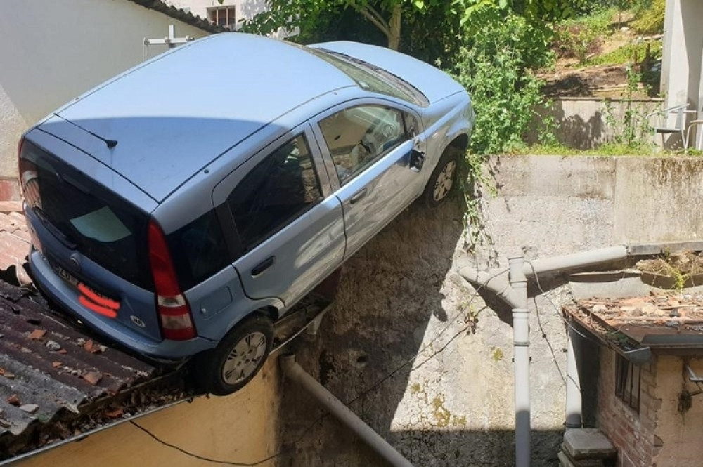 Kolima završio na krovu kuće! Da, na krovu kuće! (FOTO)