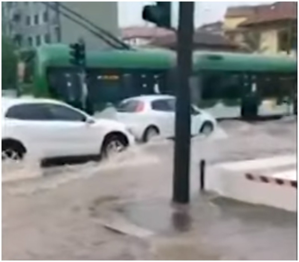 Reka počela da se izliva, a kiša nikako da stane (VIDEO)