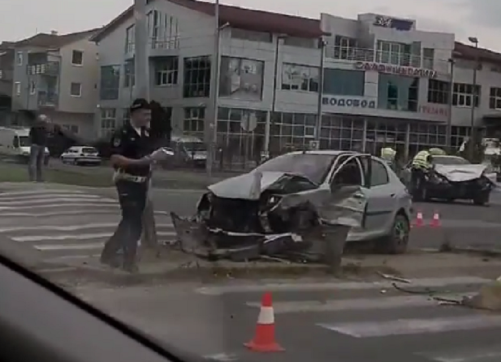 Vatrogasci sekli vozilo da bi spasili čoveka (VIDEO)