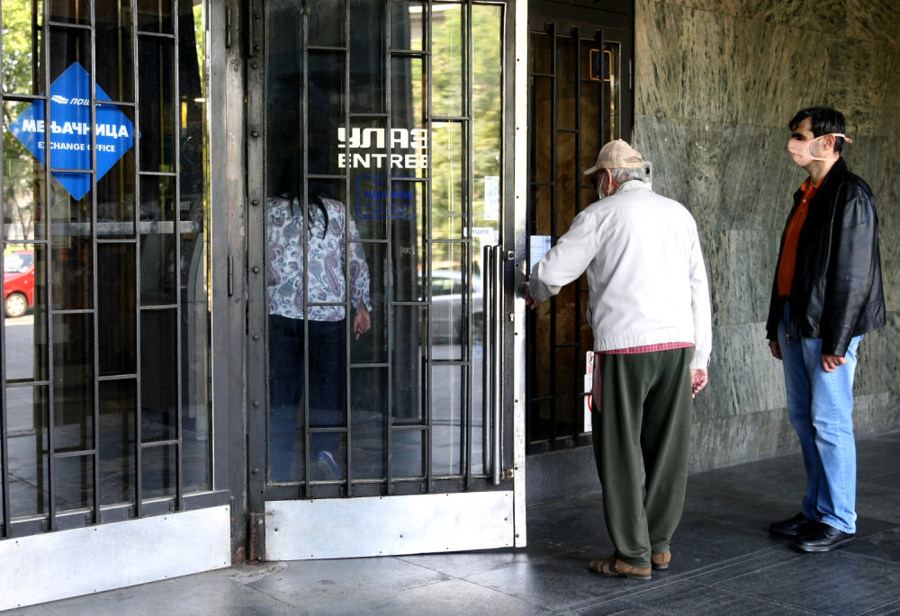 Hiljade penzionera već prvog dana iskoristilo pomoć države (FOTO)