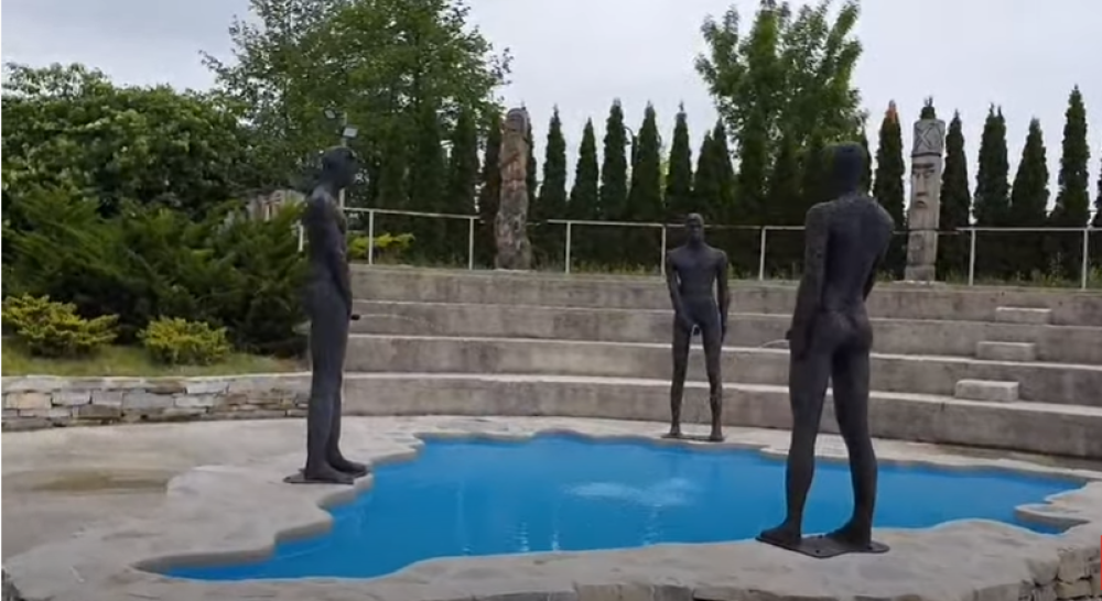 Ima oblik kao granice države, a oko nje nesvakidašnje skulpture (VIDEO)