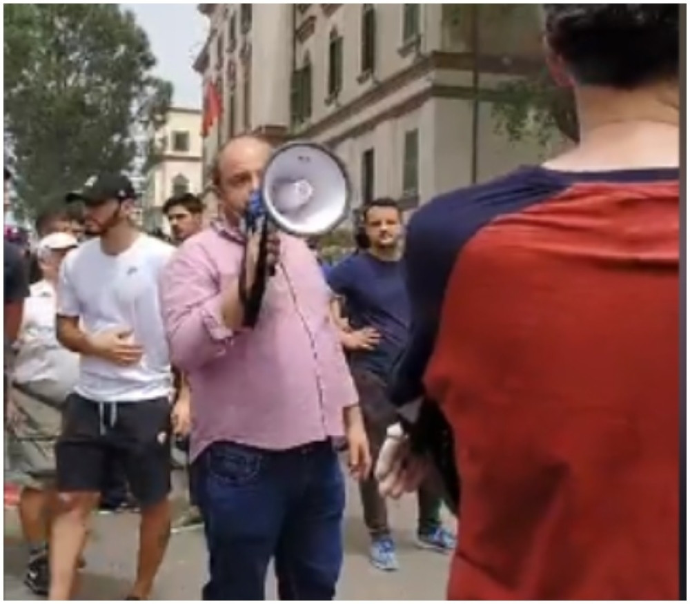 Otišao da protestvuje, pa završio sa lisicama na rukama