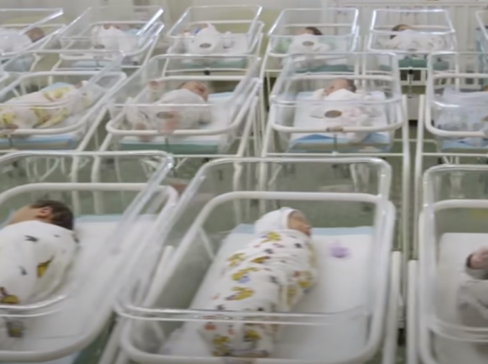 U hotelu čuvaju 46 beba jer roditelji iz drugih zemalja nisu moglu da ih uzmu (VIDEO)