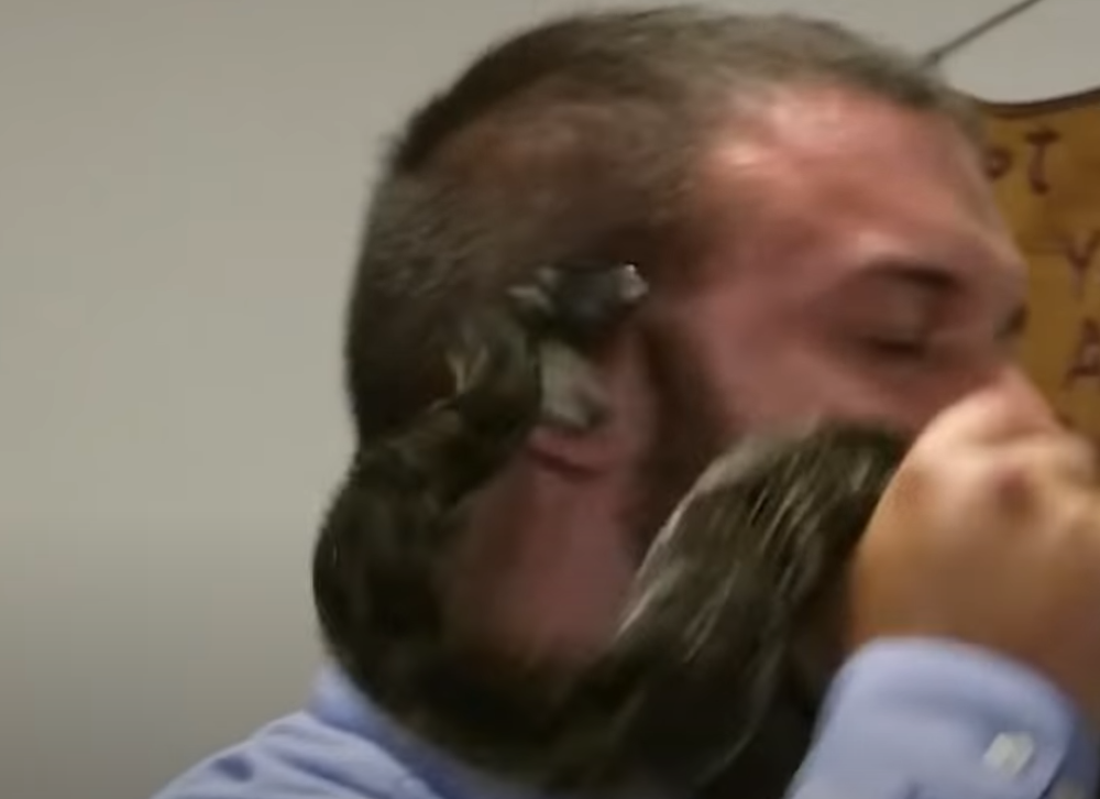 Sveštenik namerno pustio zvečarku da ga ujede pred kamerom! Ritual je krenuo po zlu (VIDEO)