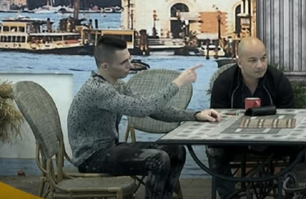 "Nabiću ti te štikle u du*e!" Učesnik rijalitija mrtav pijan udario na bivšu ljubav! (VIDEO)