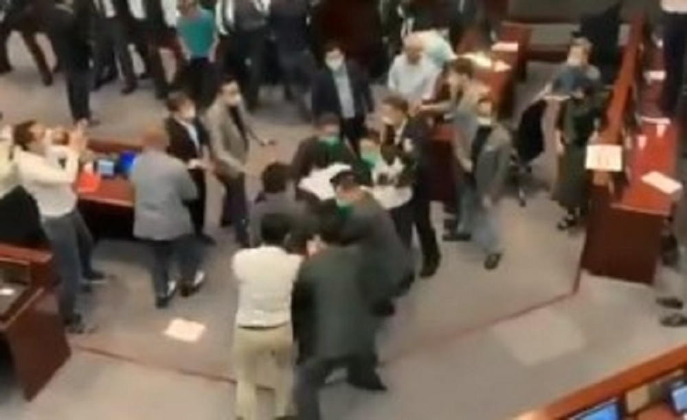 Poslanike iznosili naglavačke, opšti haos zbog spornog izbora (VIDEO)