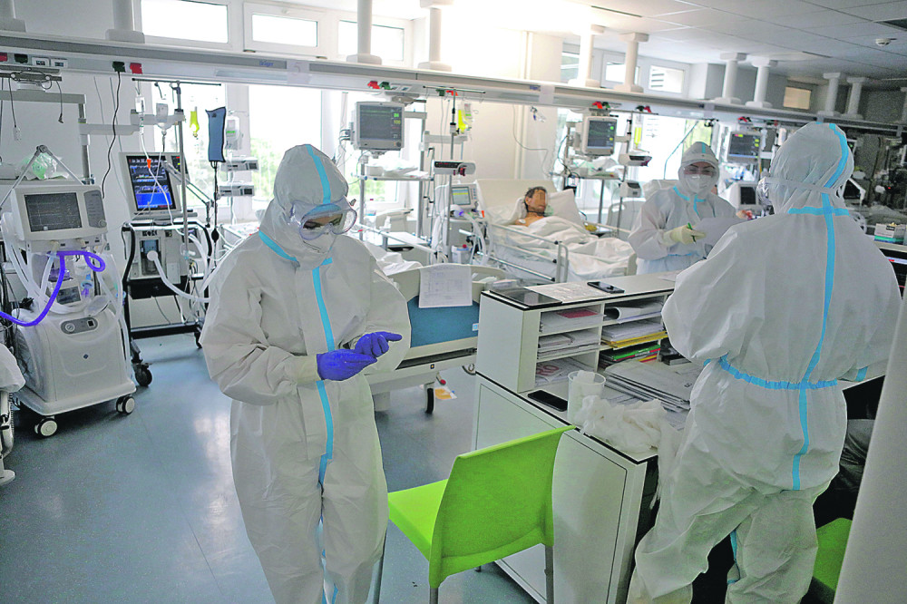 Lekarima koji se bore sa epidemijom moraju da smanje plate!